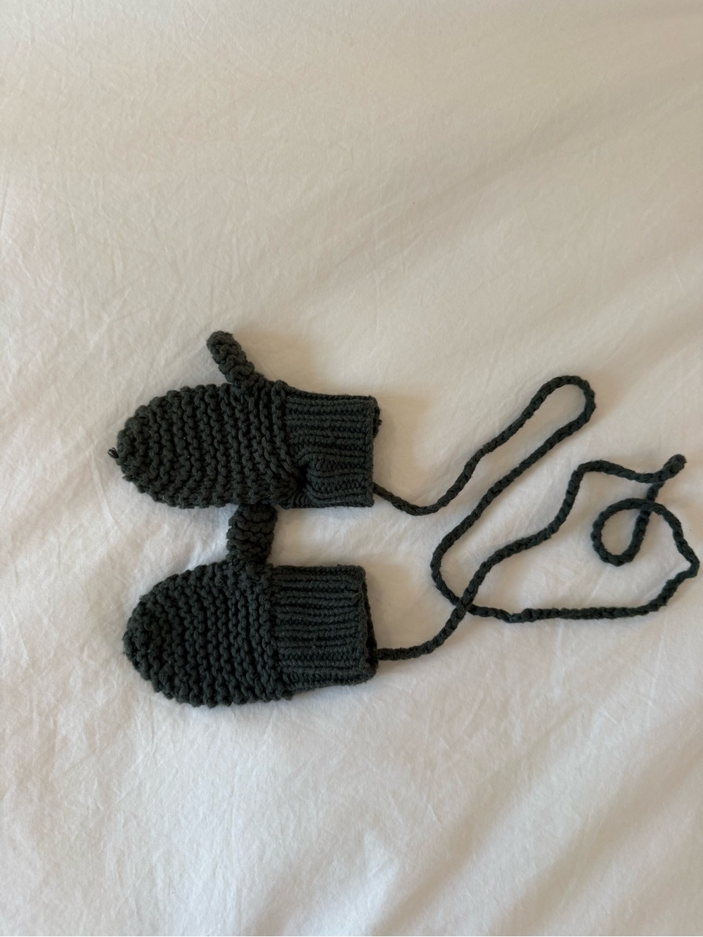 Bonton mittens with string